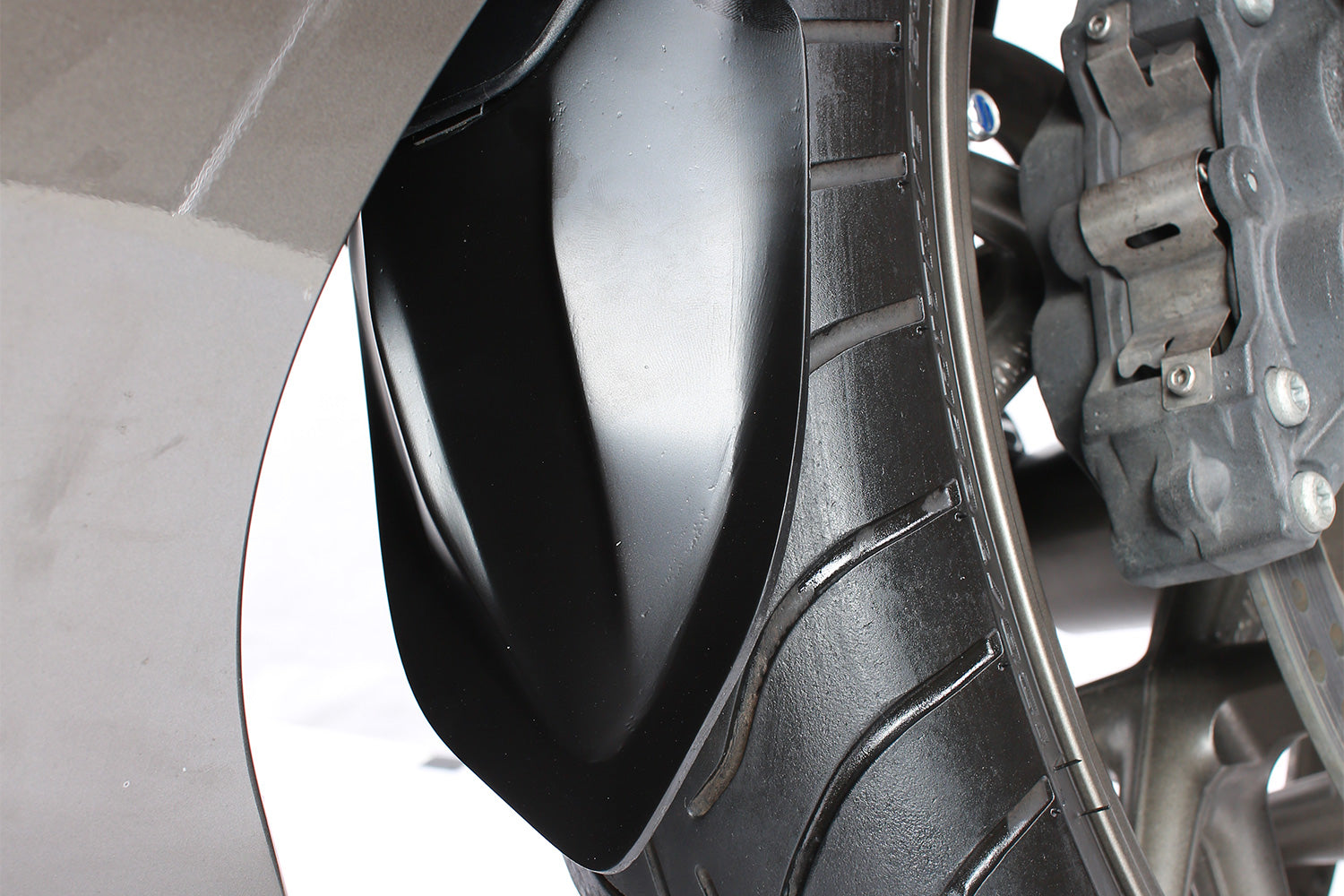 This mudguard extension is thermoformed from ABS material and offer the K1600GT an additional protection from dirt and mud.