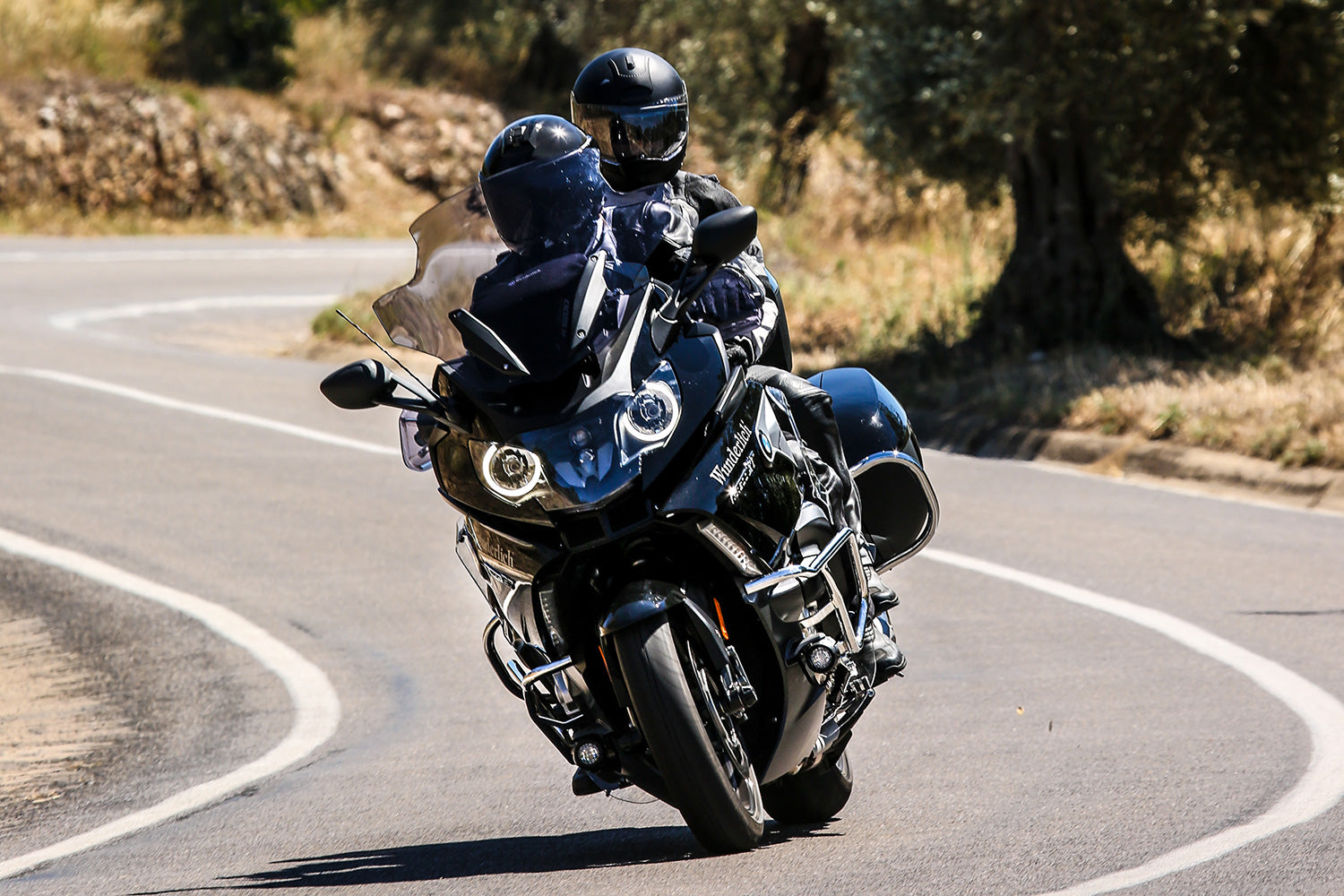 This mudguard extension is thermoformed from ABS material and offer the K1600GT an additional protection from dirt and mud.