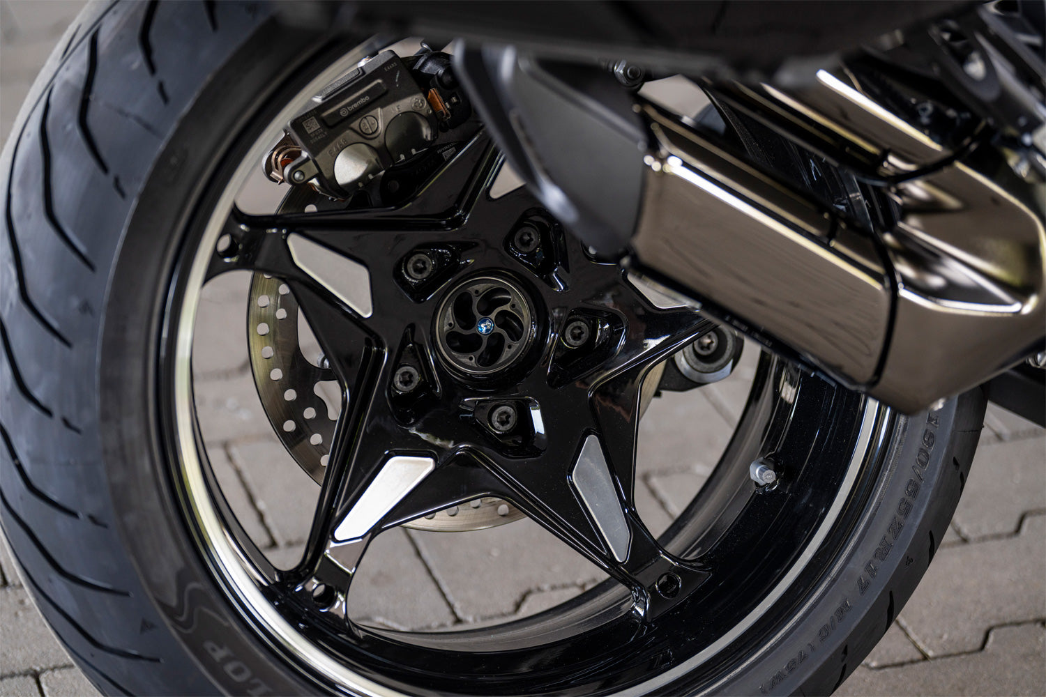 Wunderlich hub cover tornado for bmw r 1200 gs lc closes the hollow, ragged wheel hub.