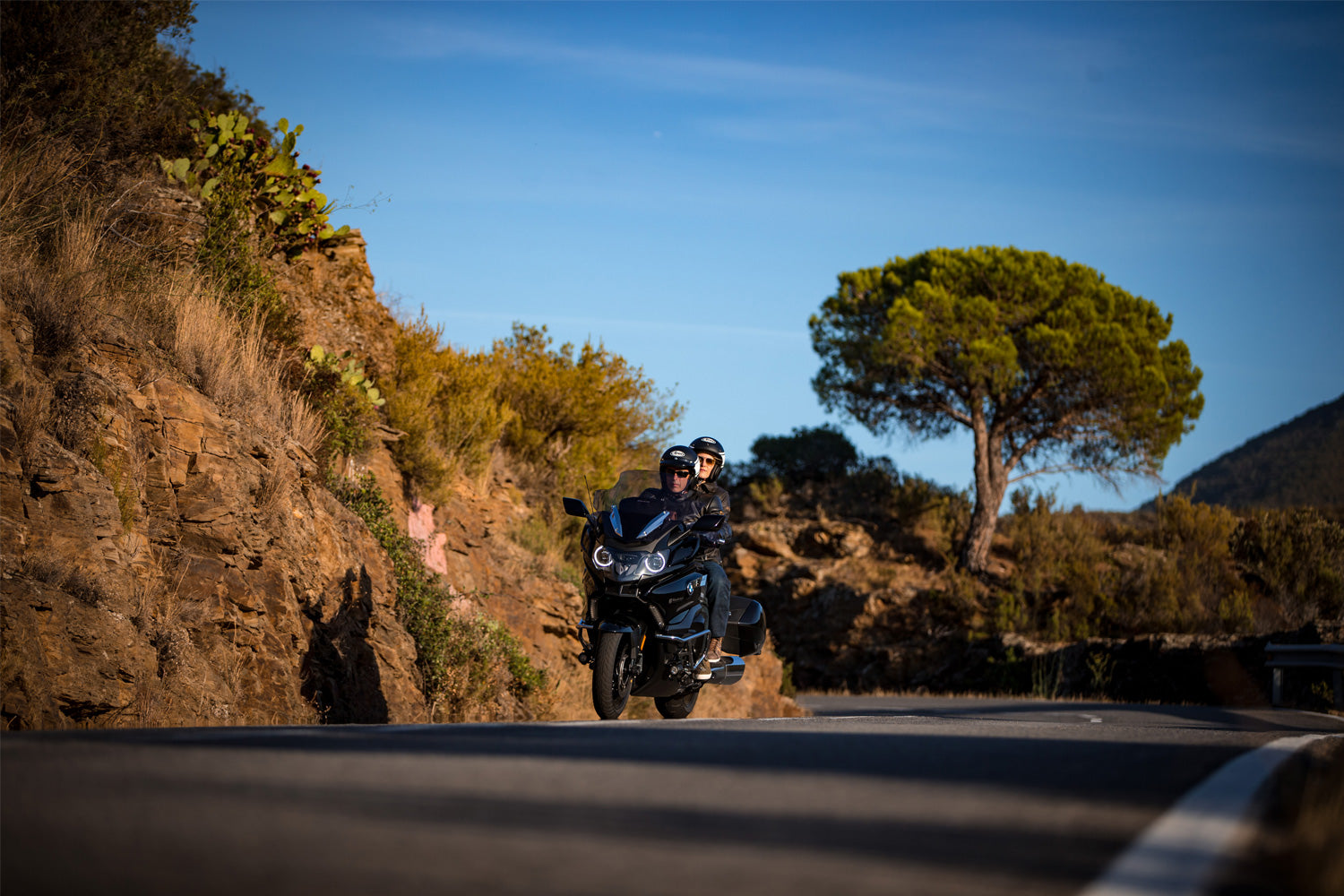 Elegant »MARATHON AIRVENTED« windshield with the unique, controllable ventilation open
