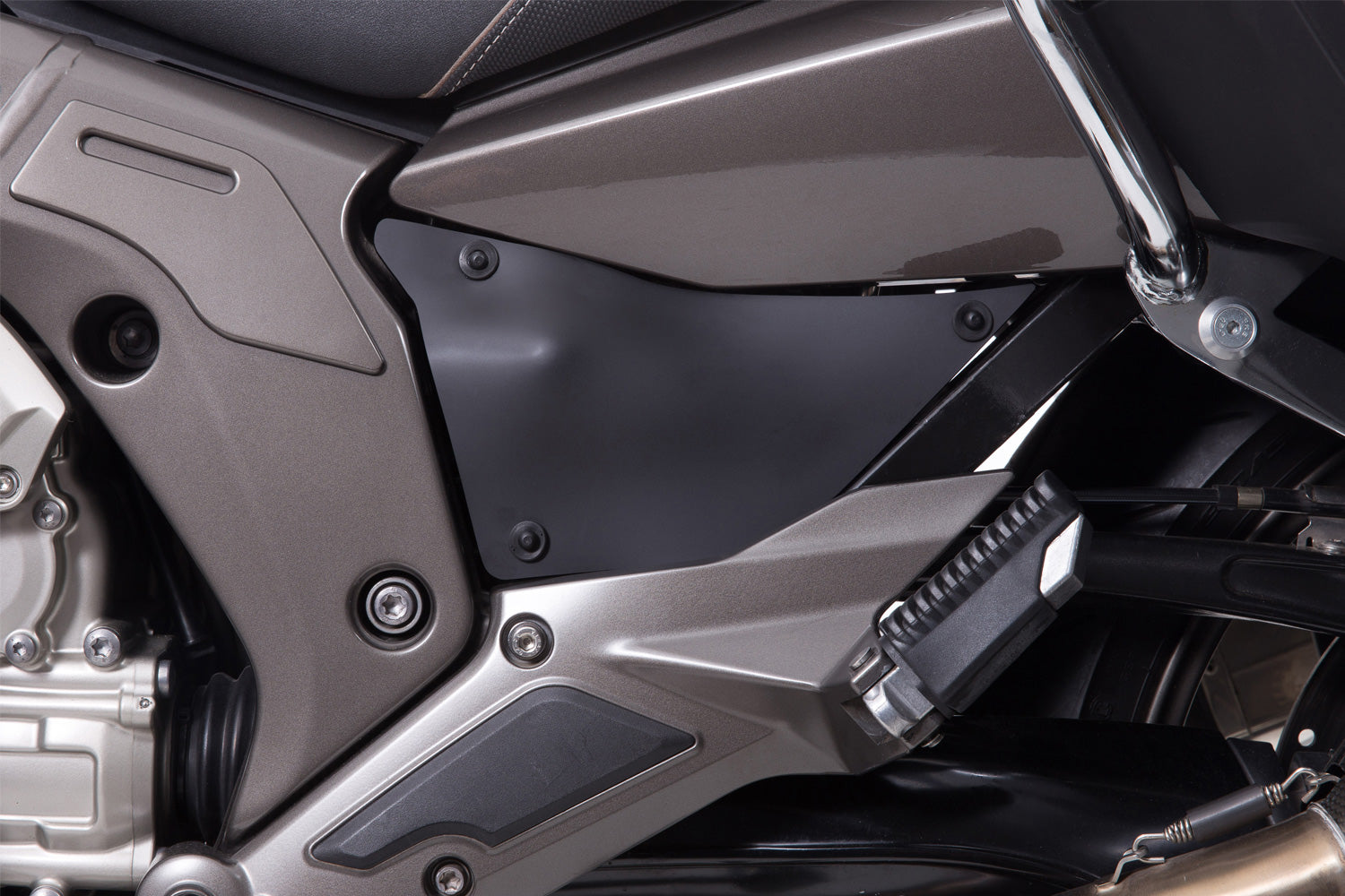 We close up the gap with a slim and attractive 4mm thick side cover. Protects the frame from scratches especially when riding off-road.