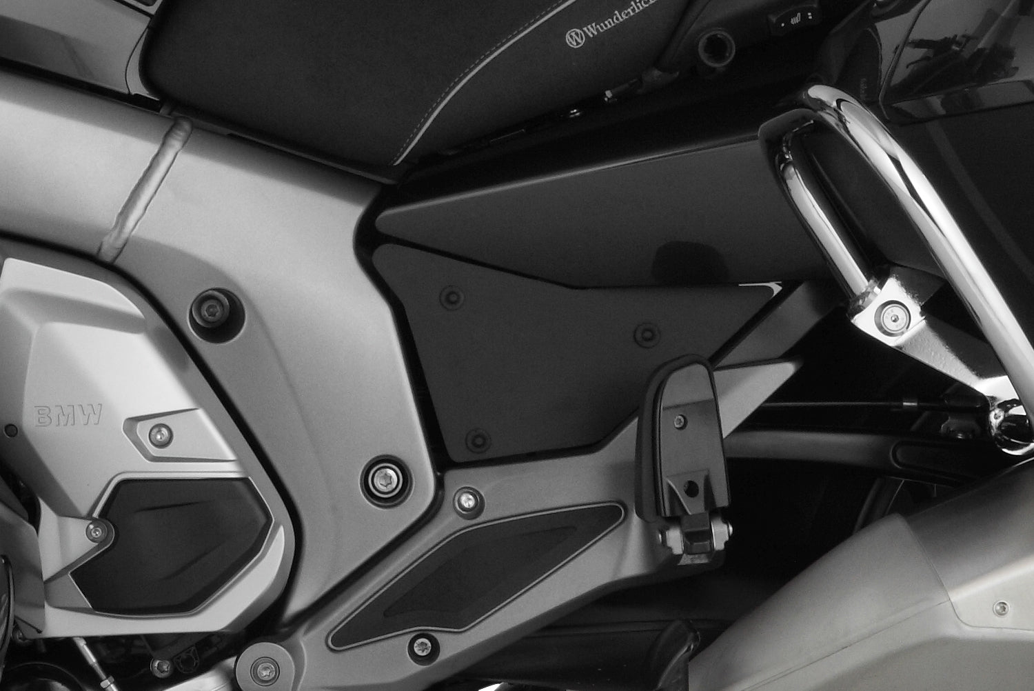 Reliably protects the rear against dirt and splashed up water