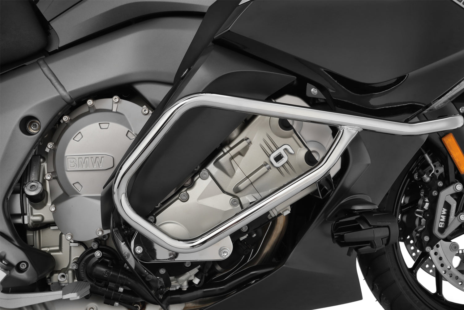 The engine protection bar integrates perfectly into the design of the dynamically styled K 1600 B and provides best protection.