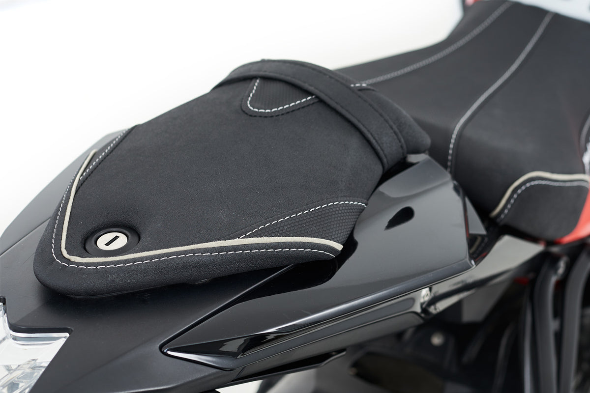 The standard ‘AKTIVKOMFORT’ Sport»ERGO« passenger seat for S 1000 R / RR delivers improved seat comfort and a better hold.