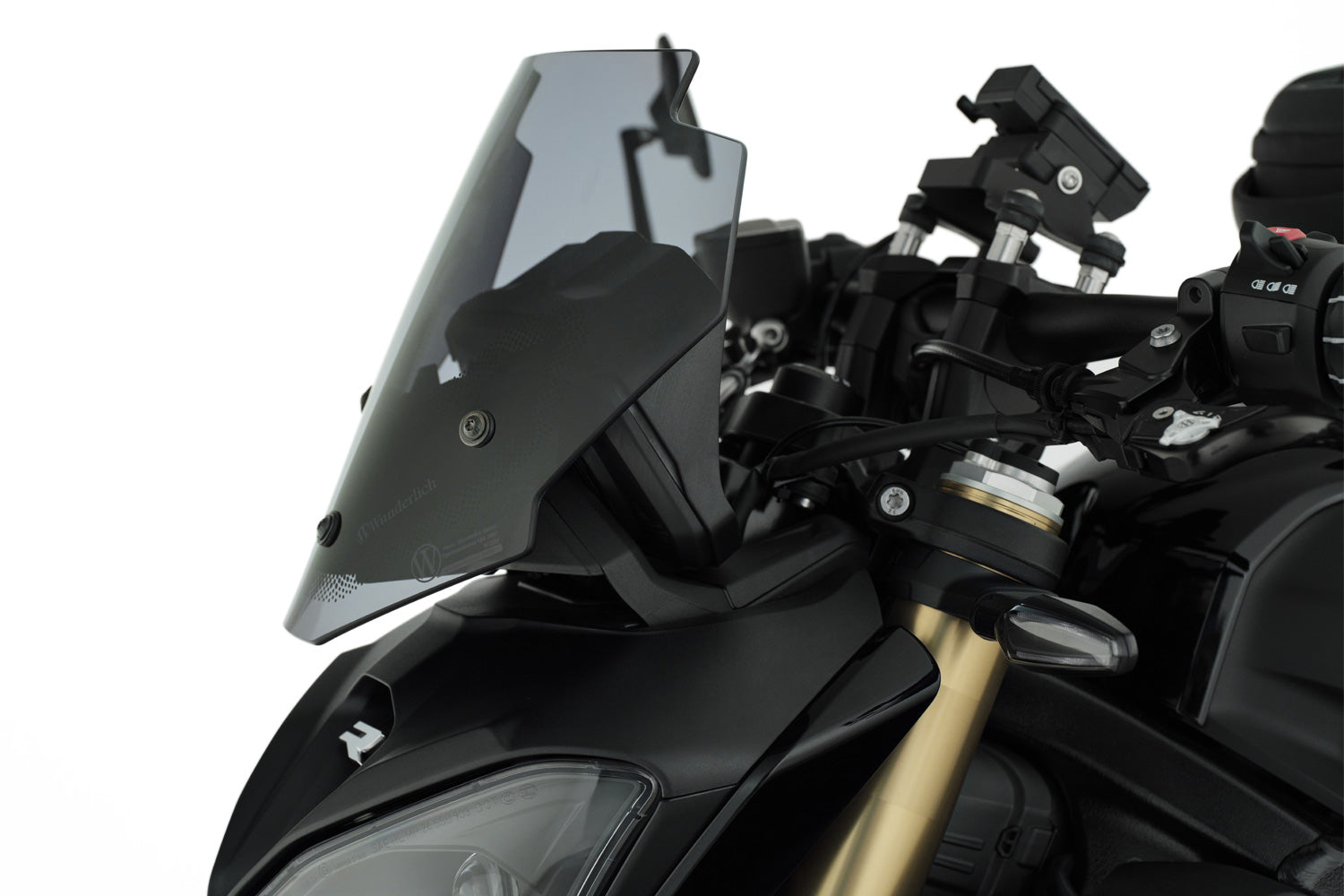 The windshield integrates perfectly into the overall layout, emphasises the contours of the machine