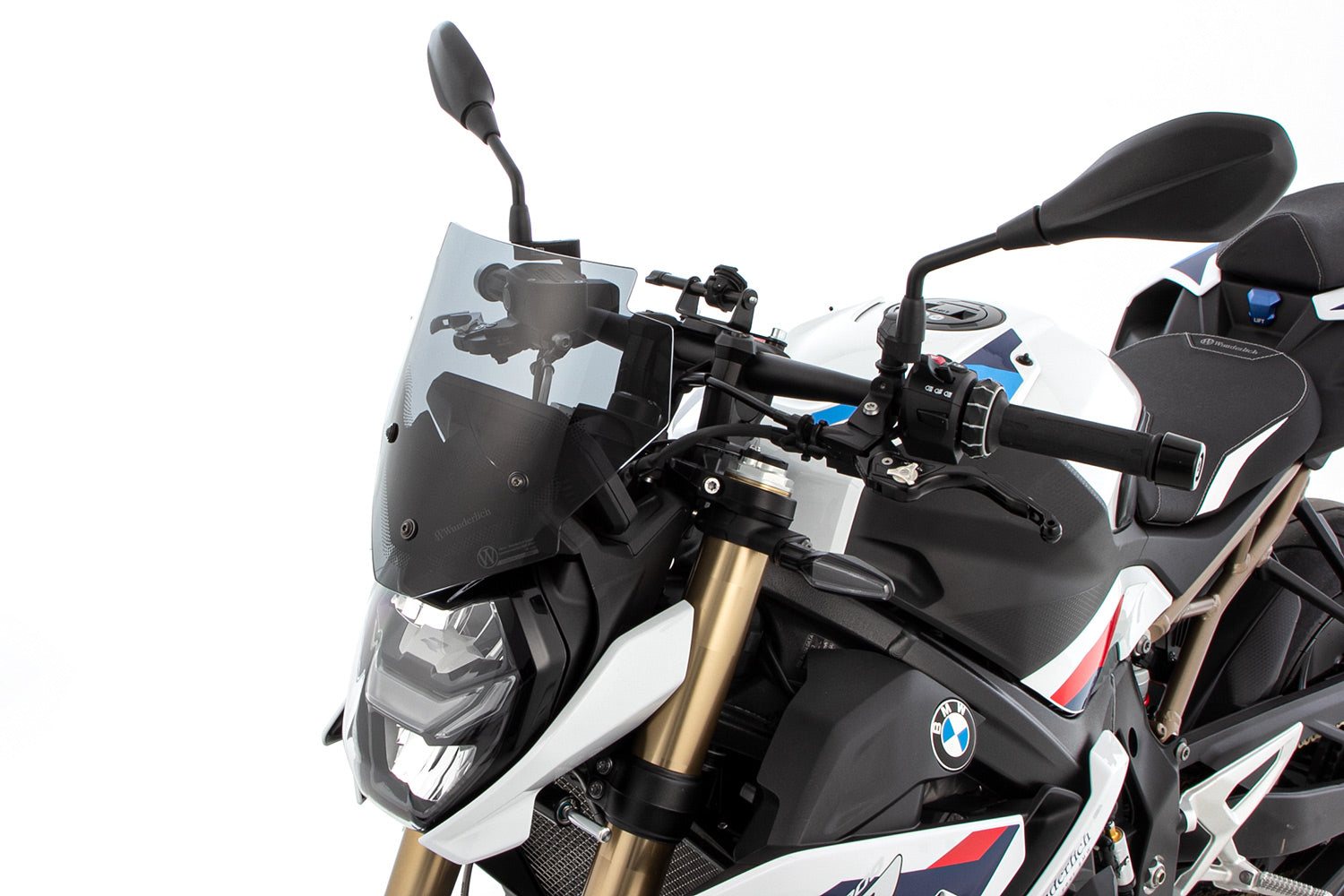 The windshield integrates perfectly into the overall layout, emphasises the contours of the machine