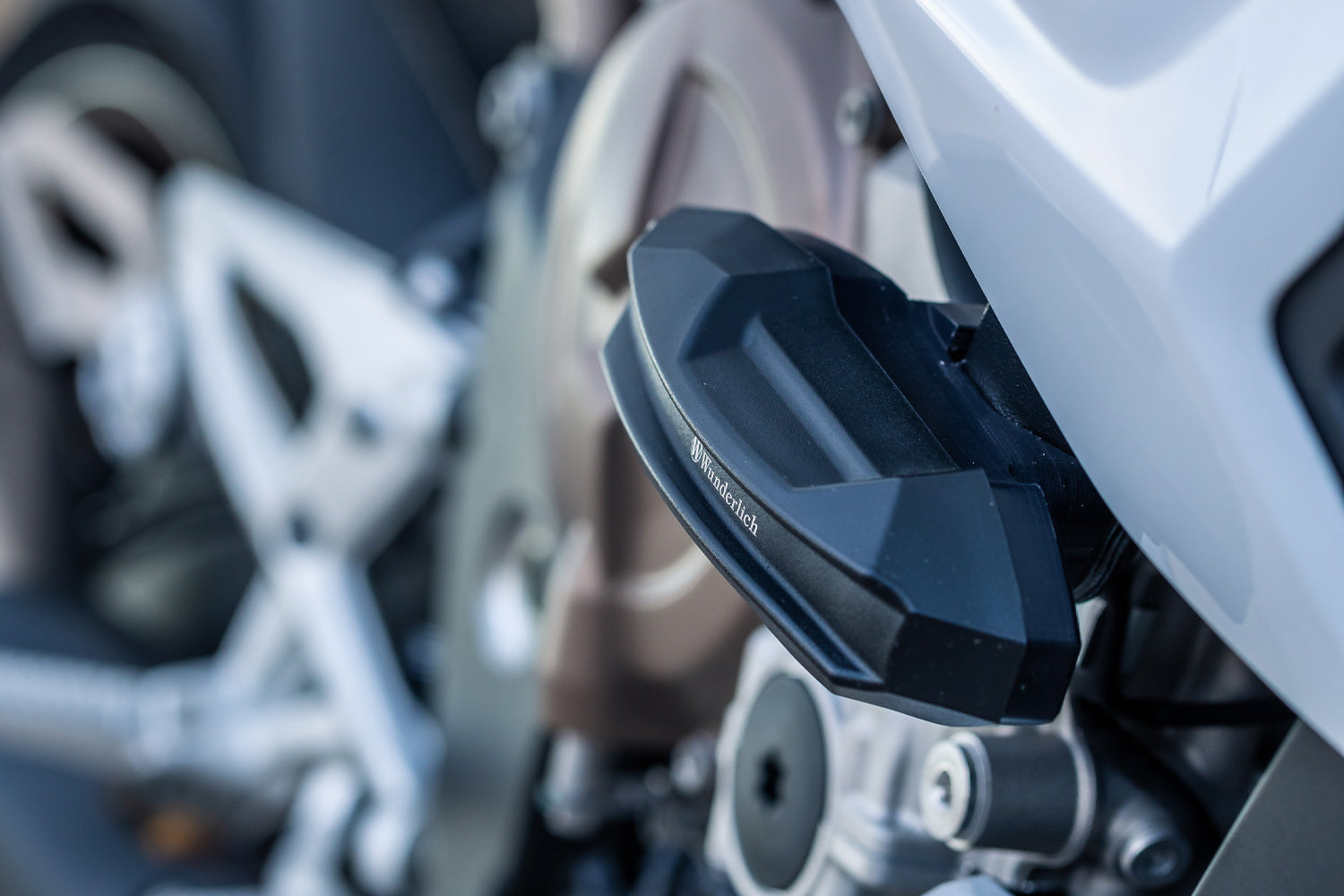 Racing crash pads for the BMW S 1000 R 2021 from Wunderlich. Crash pads mitigate the expensive consequences of crashes, falls and skids.