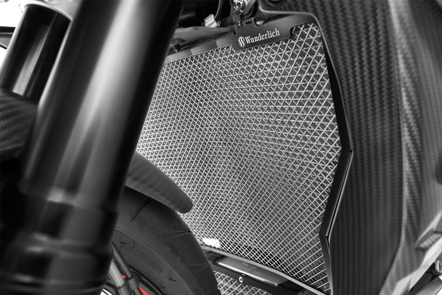 The radiator protection grille for the S 1000 provides effective protection and ensures optimal long-term cooling air flow.