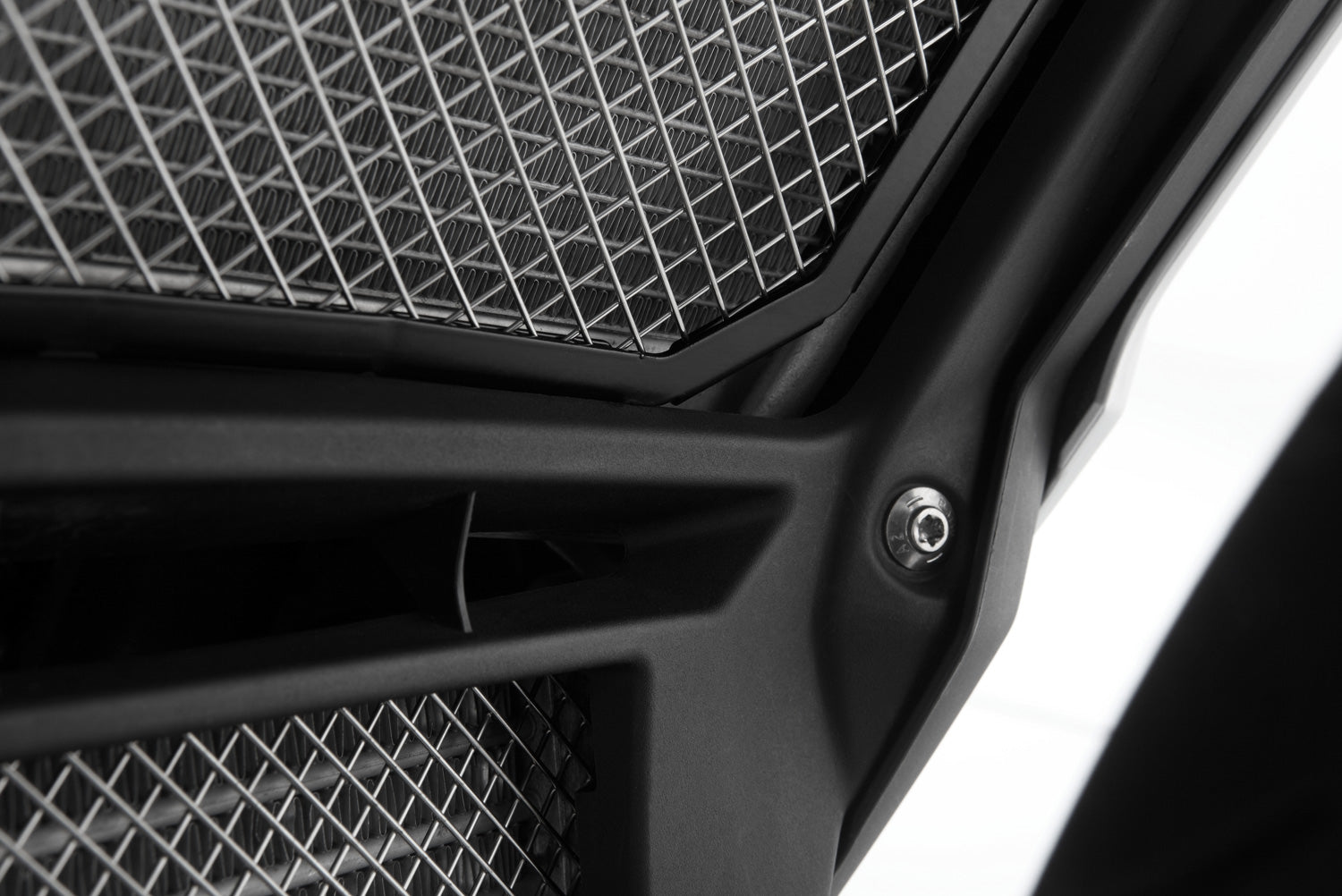 Prevents damage and heavy dirt from foreign bodies thrown up by the front wheel 