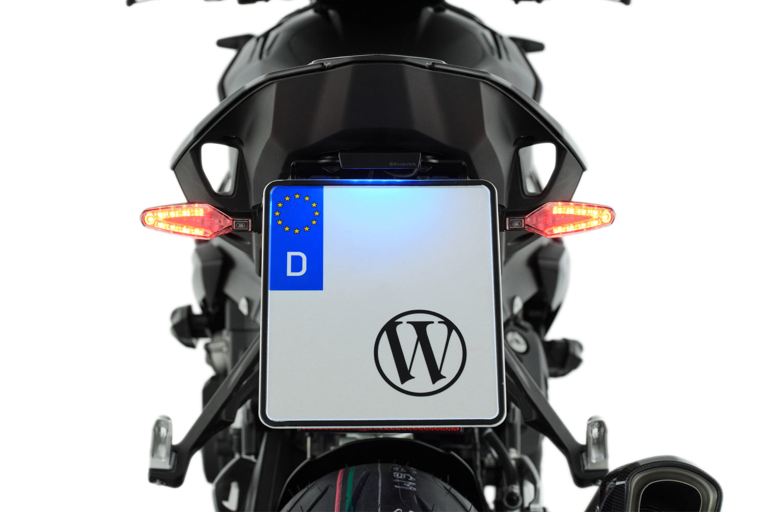 The licence plate holder can be disassembled in no time - this saves weight when training on the race track and improves the aerodynamics