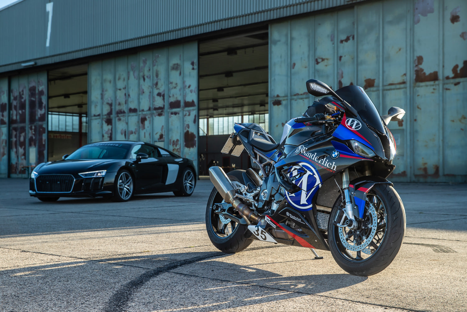 The tailored sporty tank bag for the RR is the ideal solution for everyday travel.