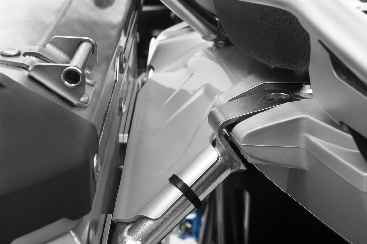 The two covers close the openings between the case carriers and the tail frame and create an appealing look. 