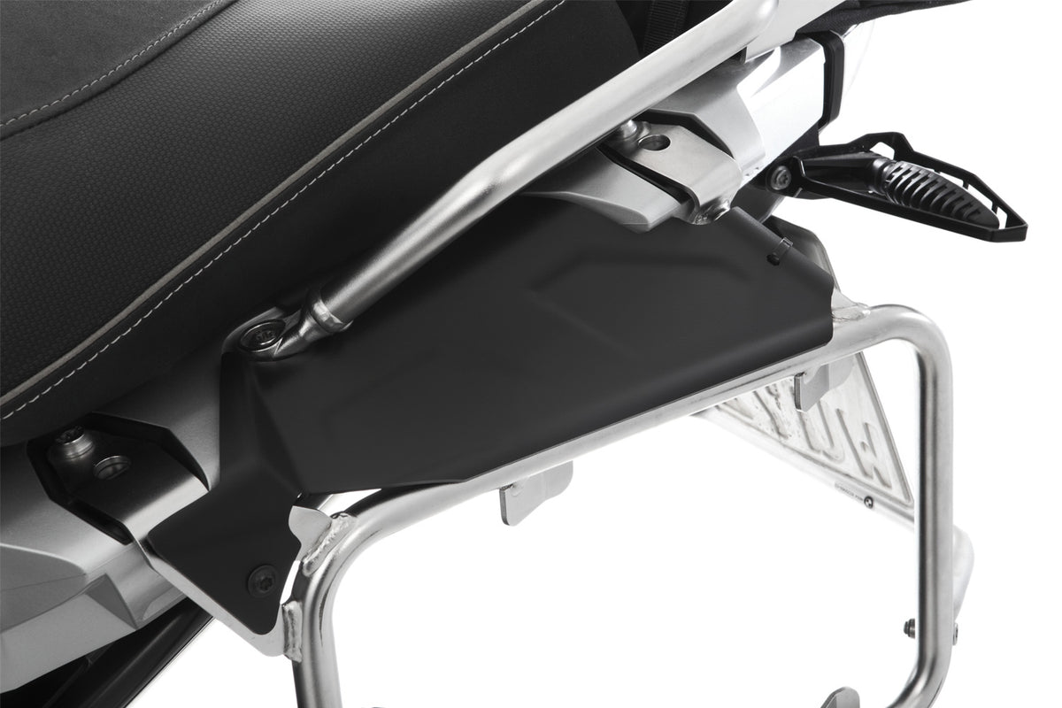 The two covers close the openings between the case carriers and the tail frame and create an appealing look.