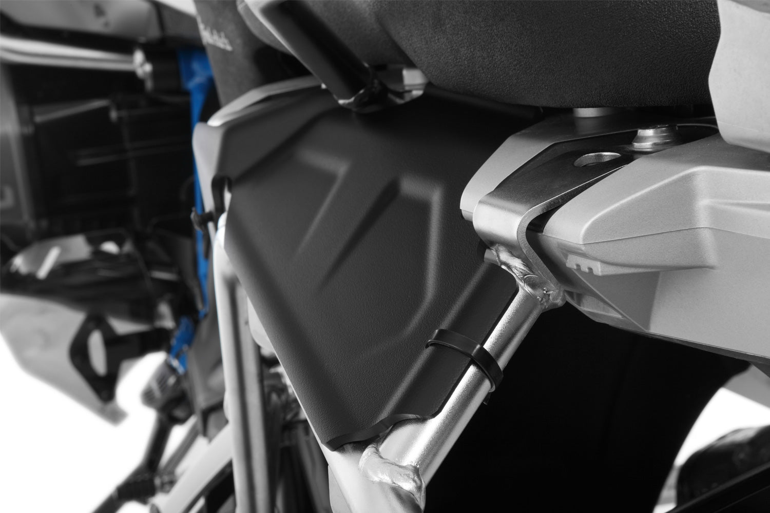The two covers close the openings between the case carriers and the tail frame and create an appealing look. 