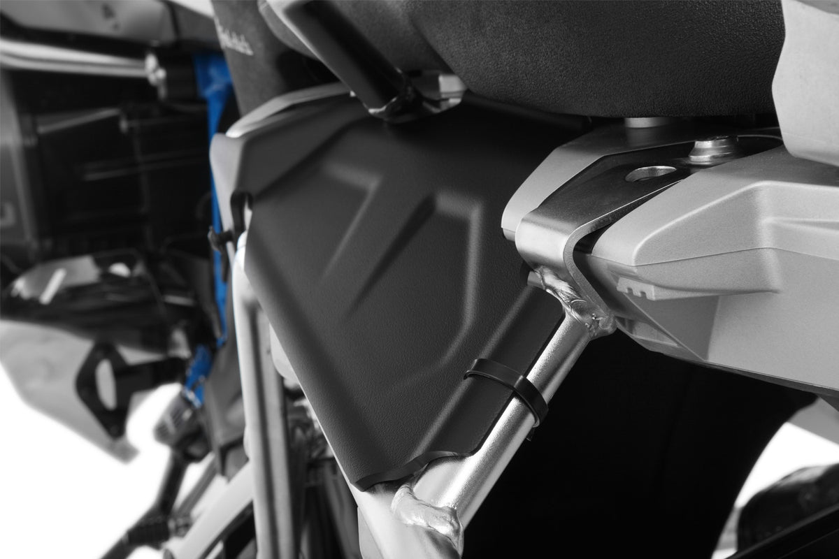 The two covers close the openings between the case carriers and the tail frame and create an appealing look.
