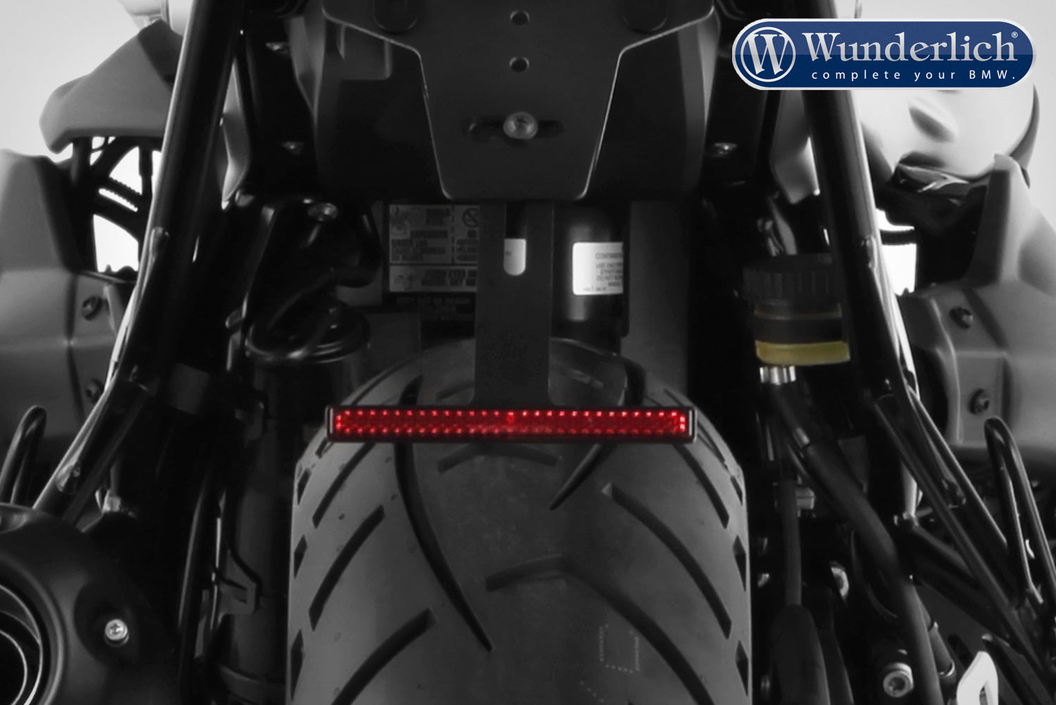 Universal combination of bracket and reflector that can easily be mounted onto virtually any licence plate holder