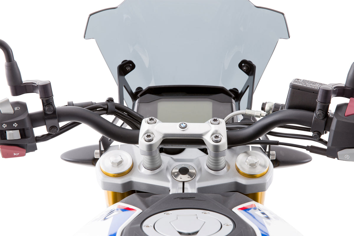 Ergonomic, upright seat position on the G 310 R