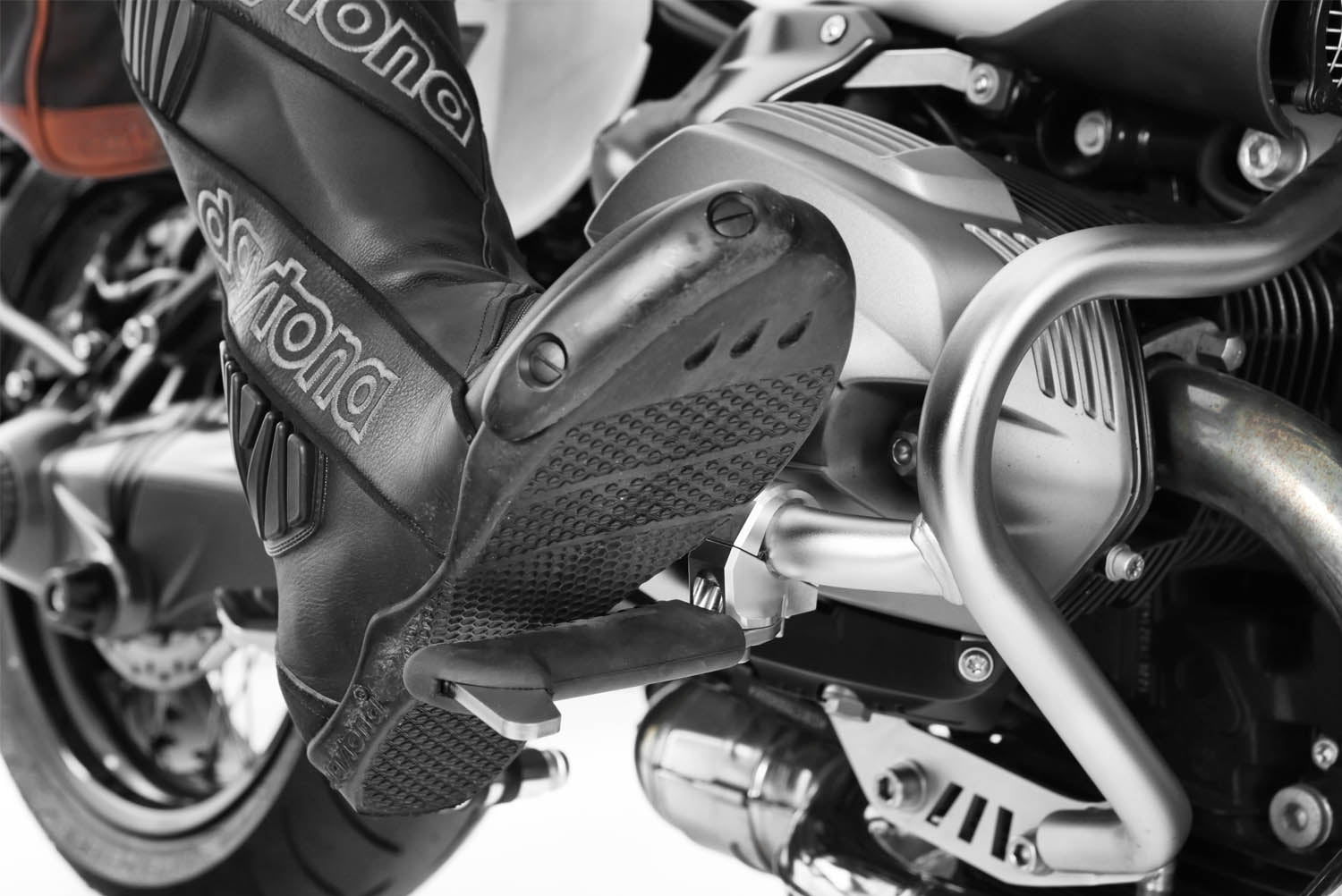 The practical and comfortable crash bar foot rests allow relaxed riding, even on long trips. 