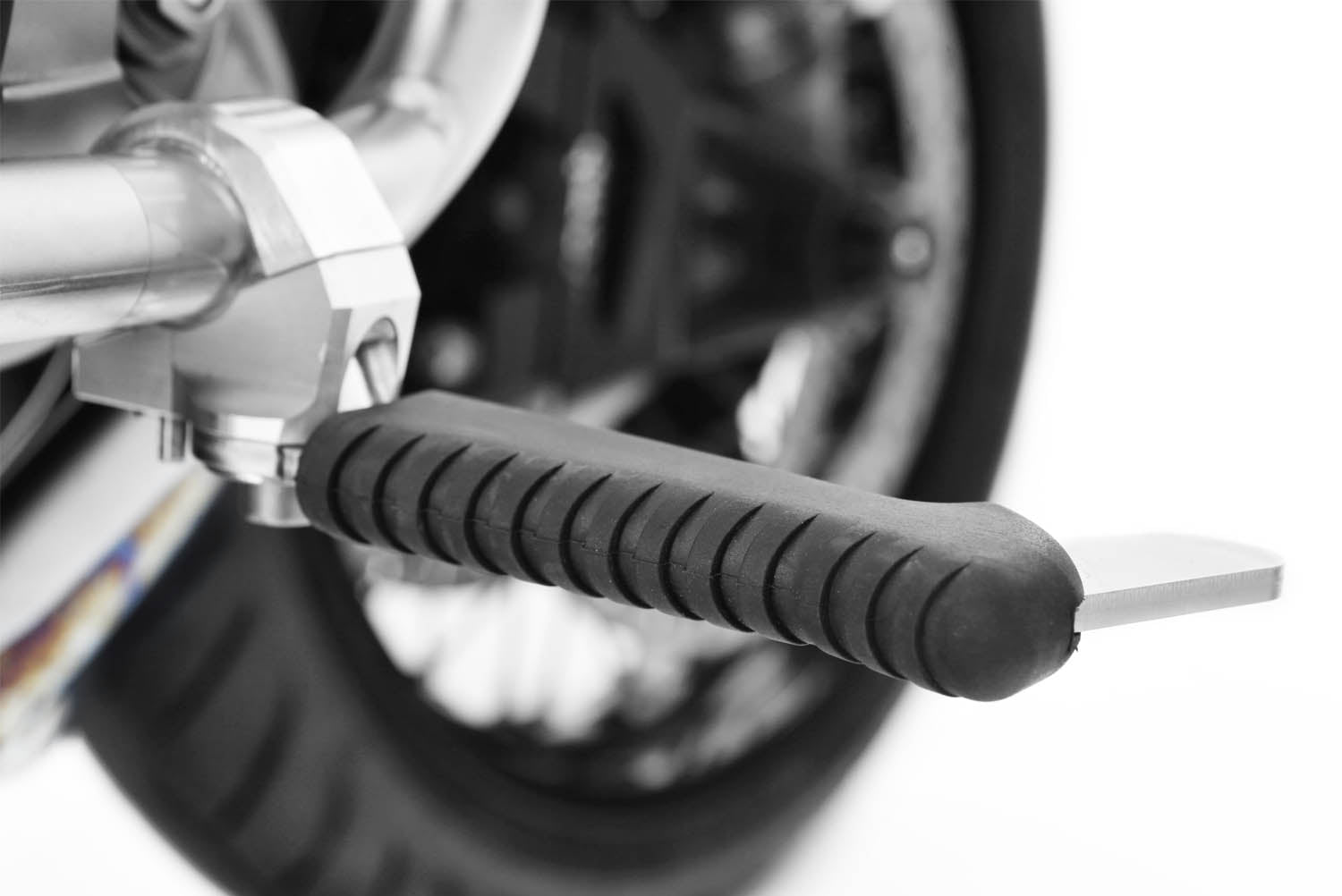 The practical and comfortable crash bar foot rests allow relaxed riding, even on long trips. 