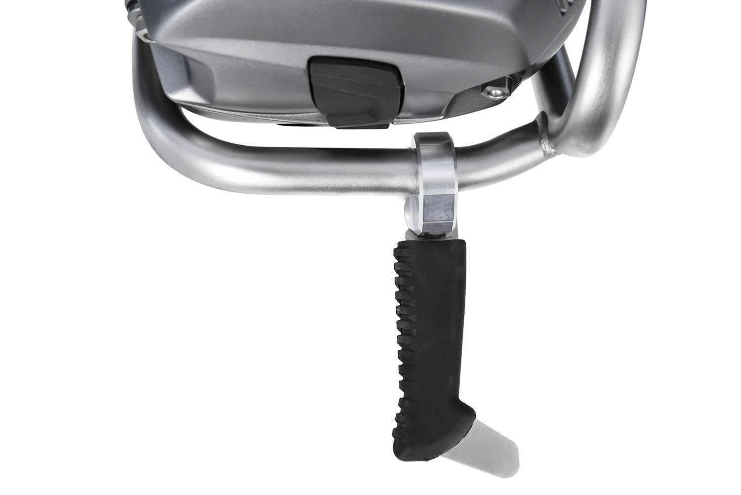 The practical and comfortable crash bar foot rests allow relaxed riding, even on long trips. 