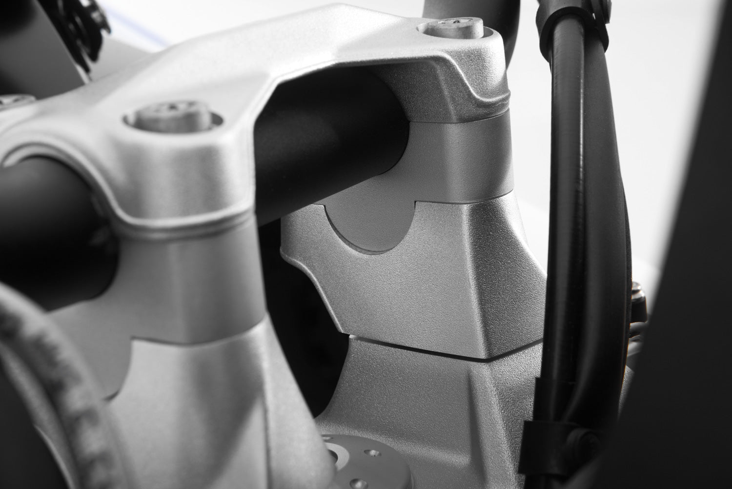 Effective elevation of the handlebar base by approx. 20 mm - complete your BMW ✔ Premium components ✔ Integrated design ➜ Order now