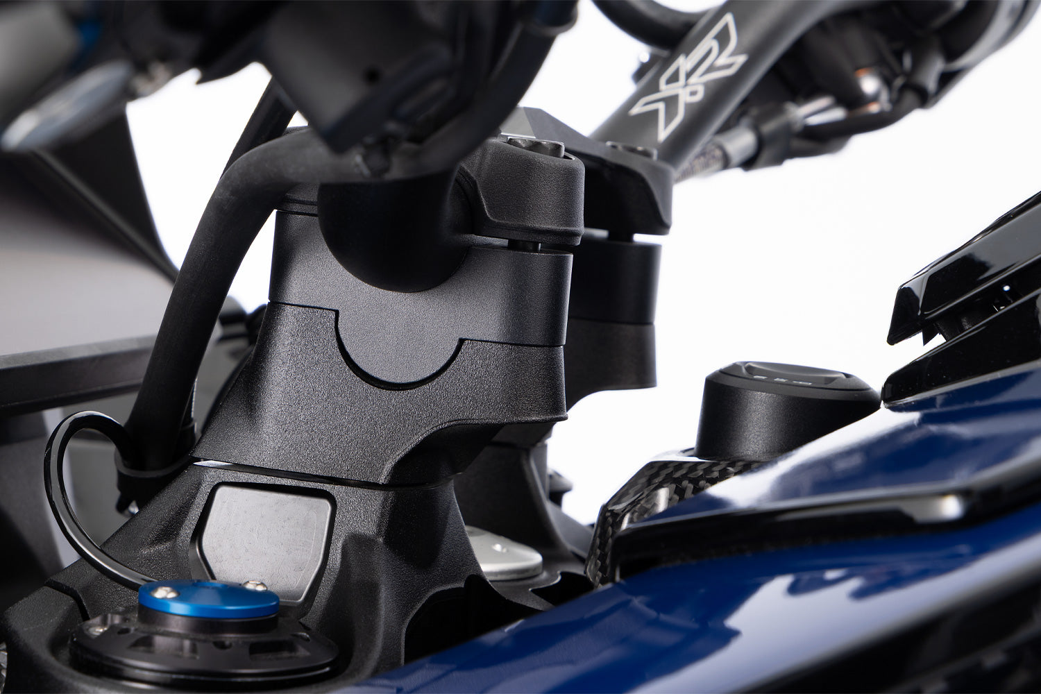 Effective elevation of the handlebar base by approx. 20 mm - complete your BMW ✔ Premium components ✔ Integrated design ➜ Order now