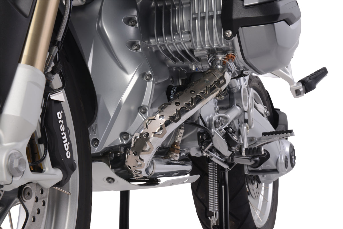 The protector for the R 1200 GS LC exactly matches the round radius of the header pipe assembly, made from aluminium.