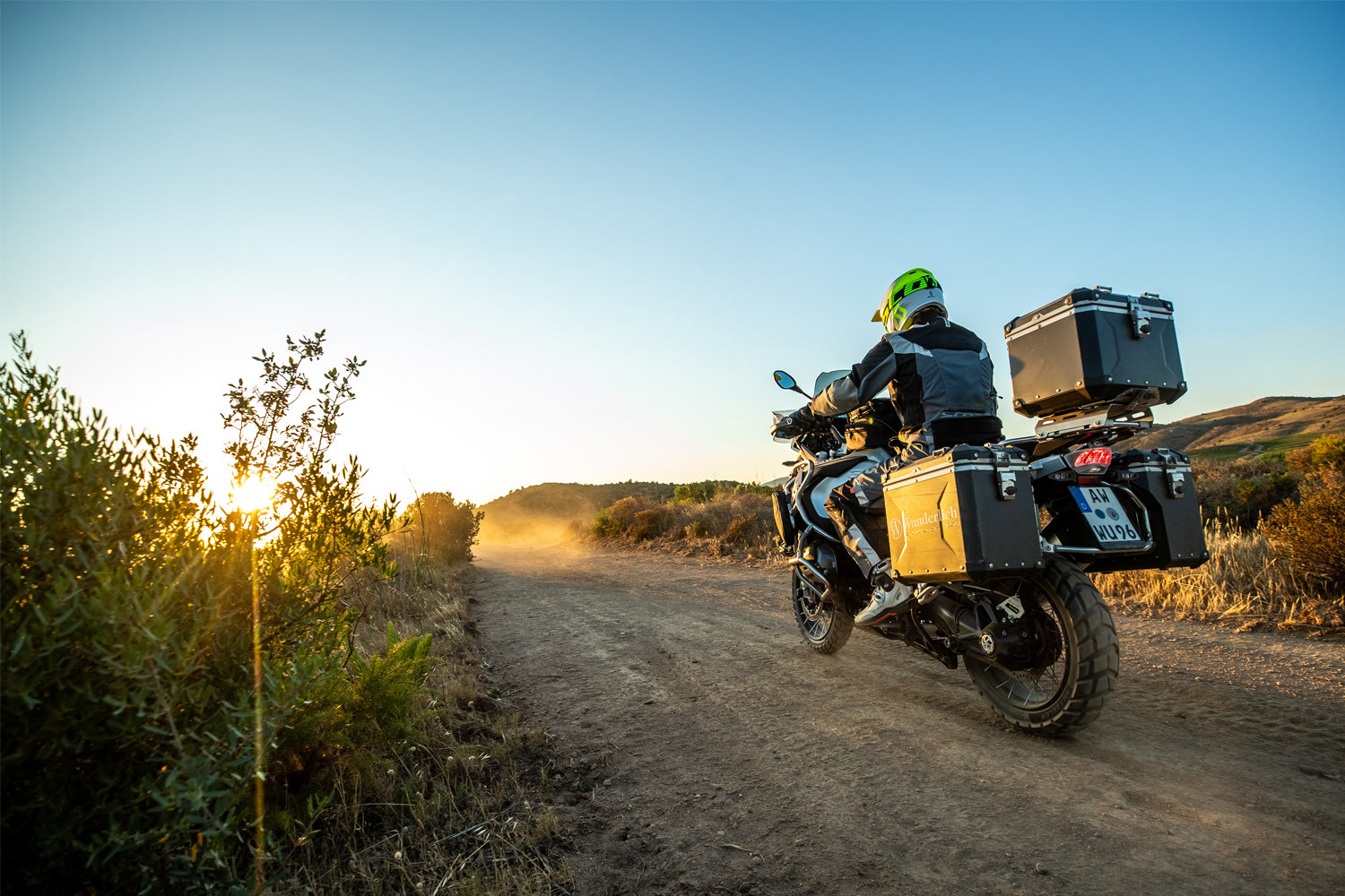 DoubleShock axle protection pads now also keep the front fork a safe distance from the asphalt and help prevent serious damage 