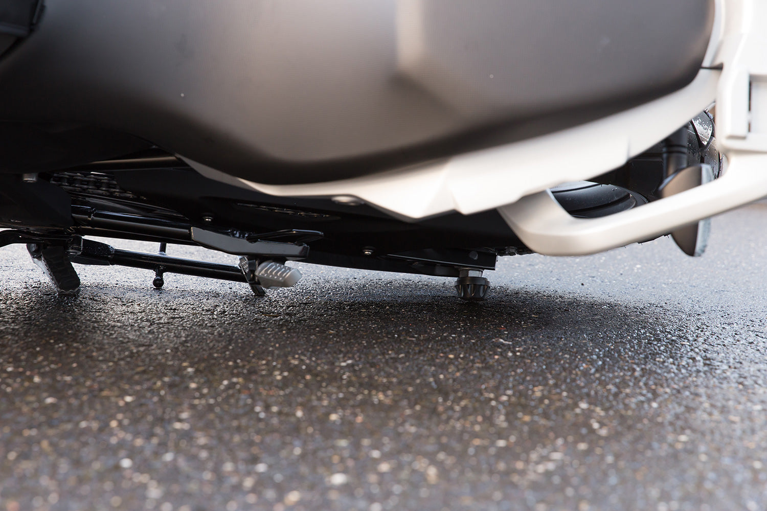 The protectors effectively keep the road away from the motorcycle and significantly reduce the possibility of damage to the front.
