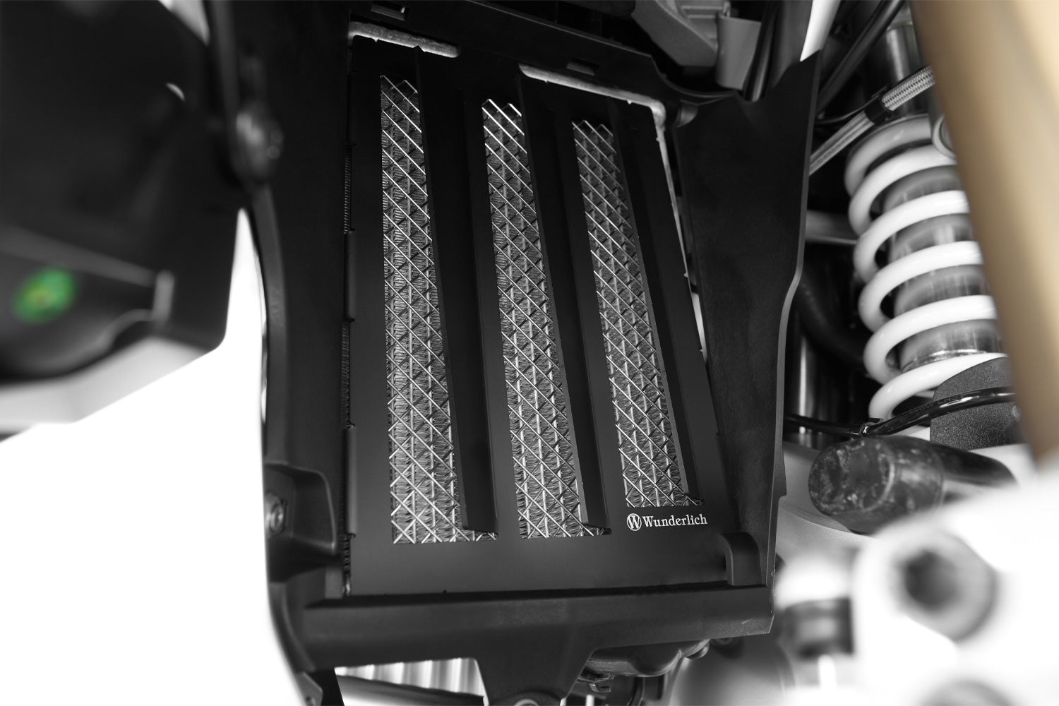 The fine mesh stainless steel grillee of the EXTREME radiator guard protects the radiator effectively and ensures lasting optimal cooling