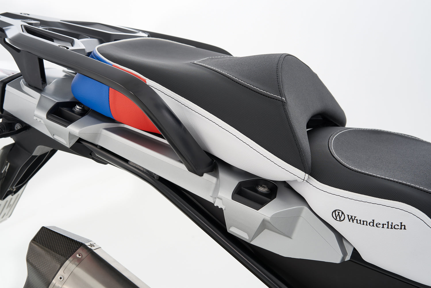 Not only integrates into the colour scheme of the HPs, but also accents it with the flanks partially contrasted in white, blue and red