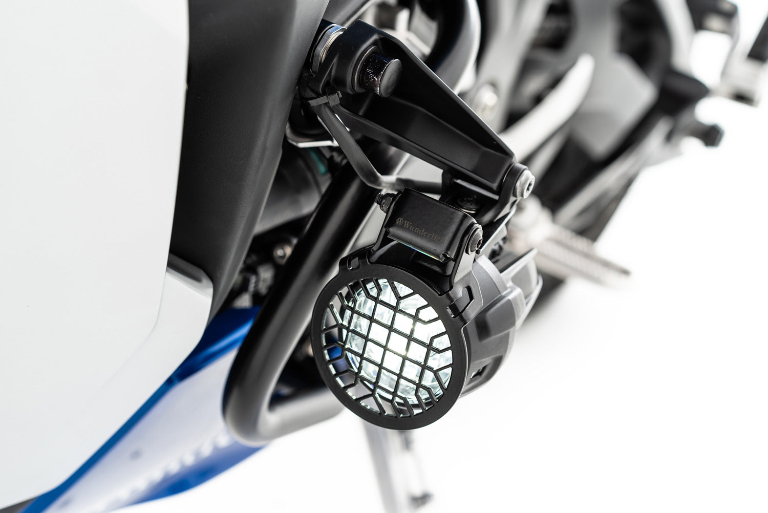 The high-quality, circular headlight protective grille covers the Nano additional headlight by over 100%