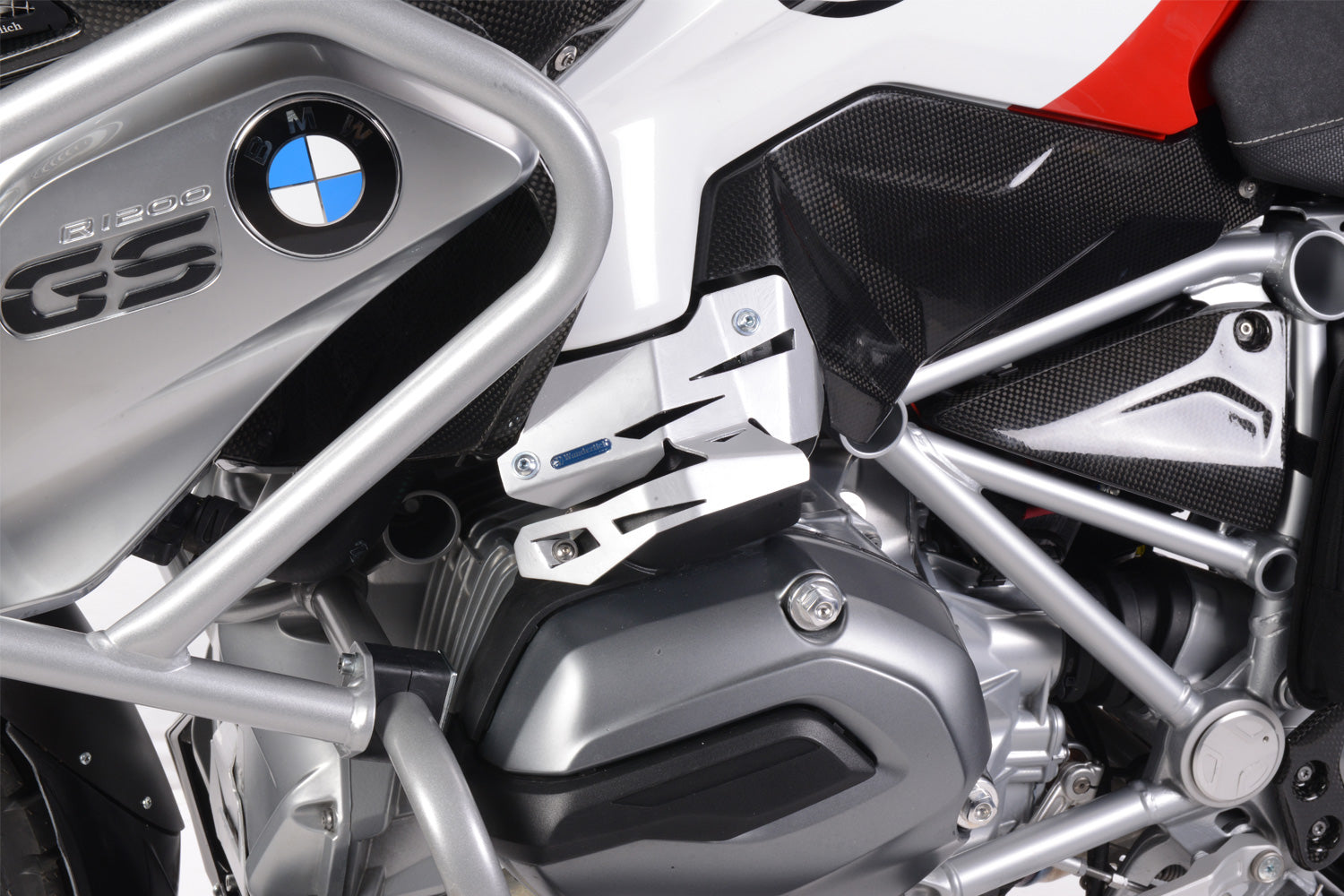 Wunderlich Injection Cover for bmw r1200gs lc protects the injection system by creating a new strong and dynamic unit.