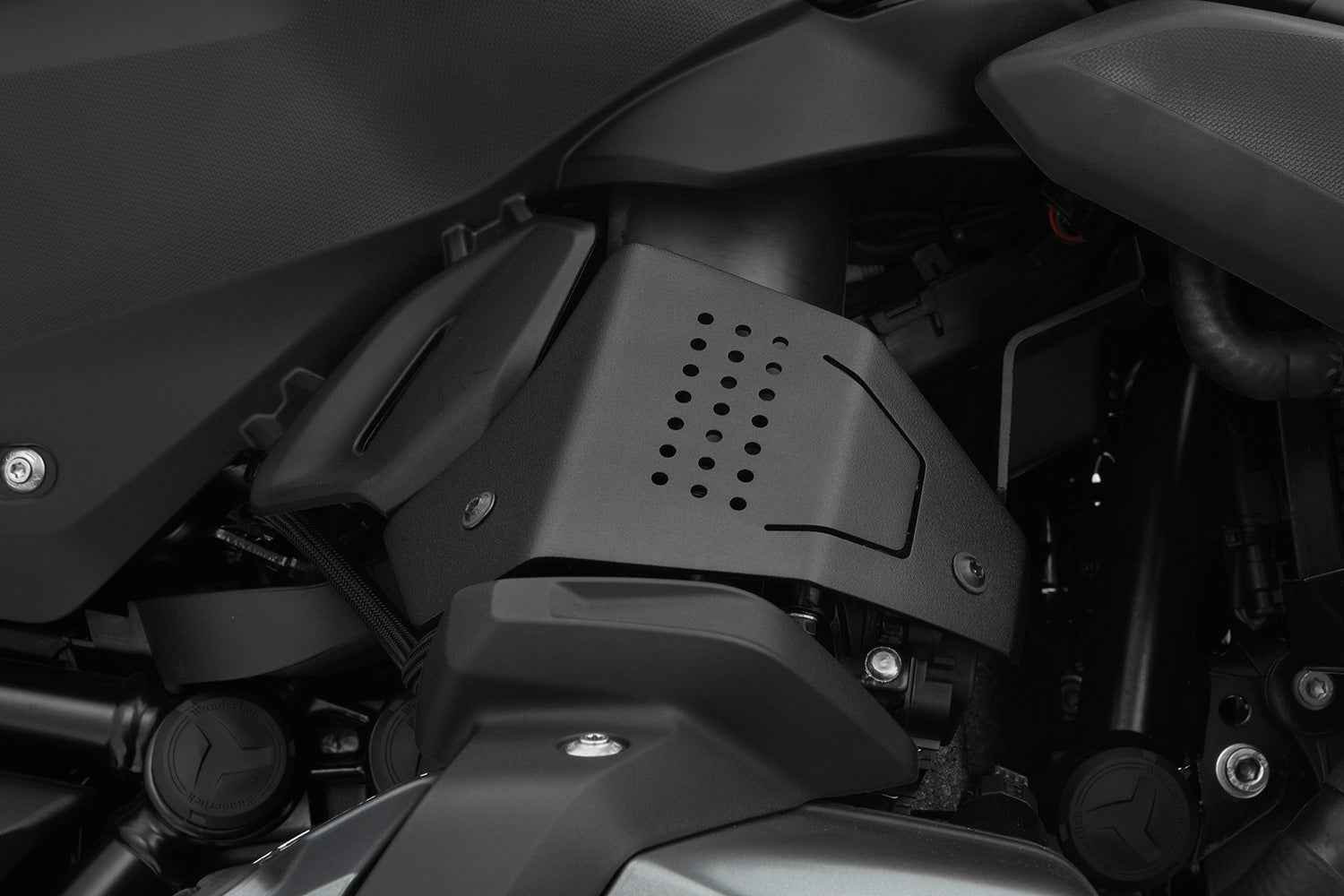 Reliable protection for vulnerable line connections, connectors, the throttle sensor and the injector tube