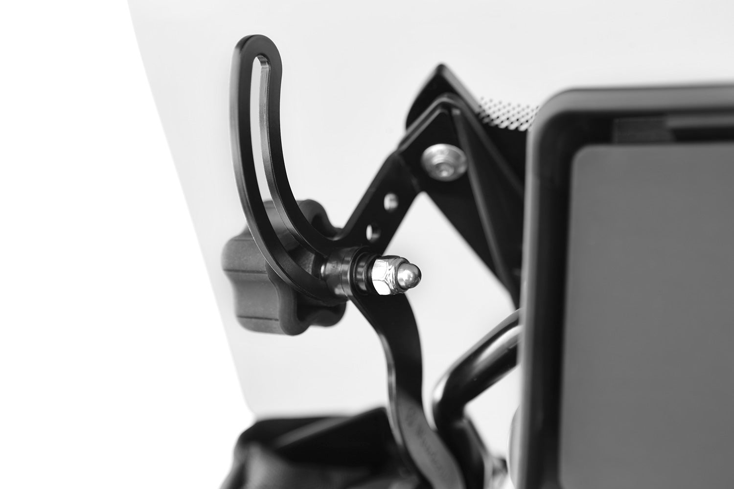 The windshield reinforcement on both sides stabilises the windshield and thus reduces turbulences caused by the airflow at high speeds