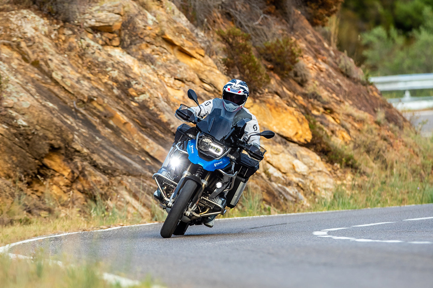 The windshield reinforcement on both sides stabilises the windshield and thus reduces turbulences caused by the airflow at high speeds