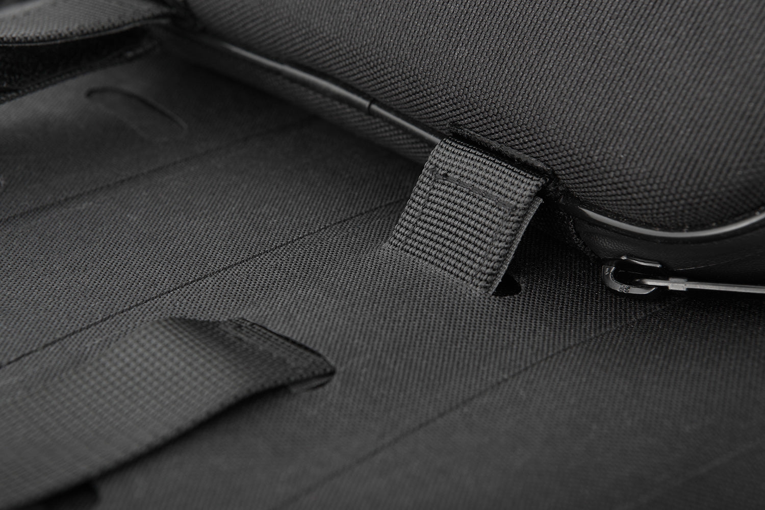 Our compact tank bag is the ideal solution for everyday travel but also for tours over a day or multiple days