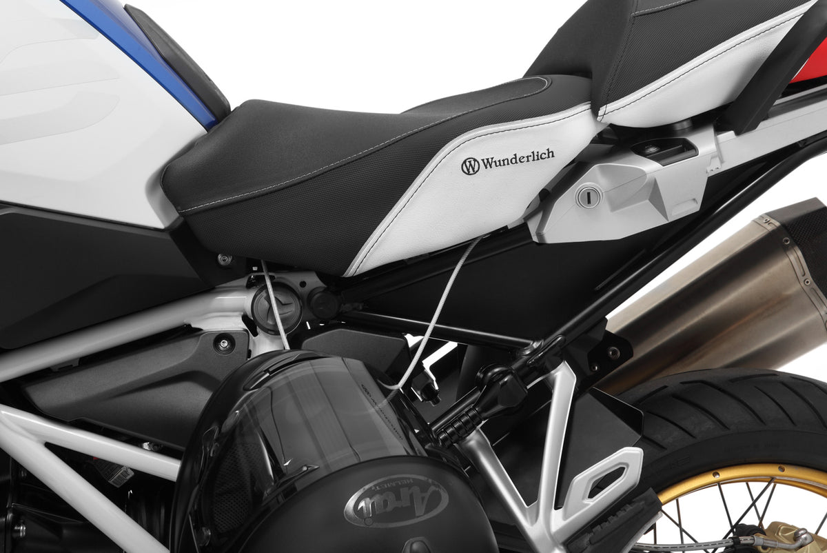 Simple and theft-proof fastening for up to two helmets