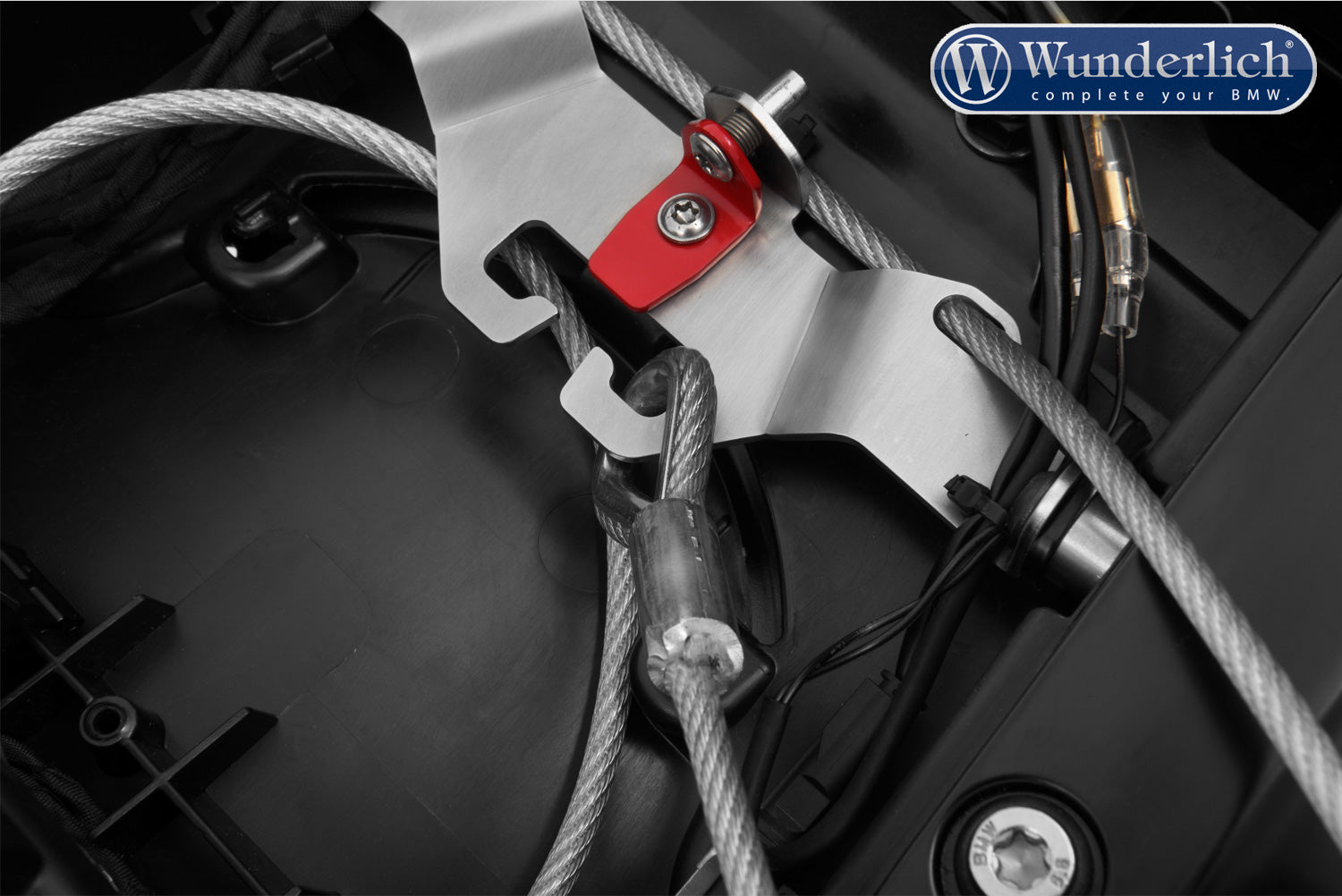 A secure yet easy-to-use handy helmet lock for the R 1250 R. 
