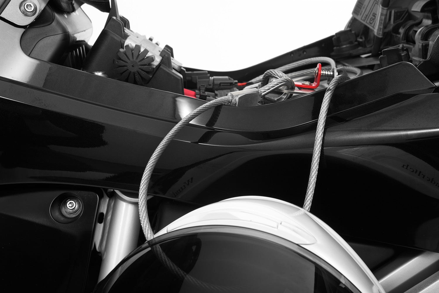 A secure yet easy-to-use handy helmet lock for the R 1250 RT