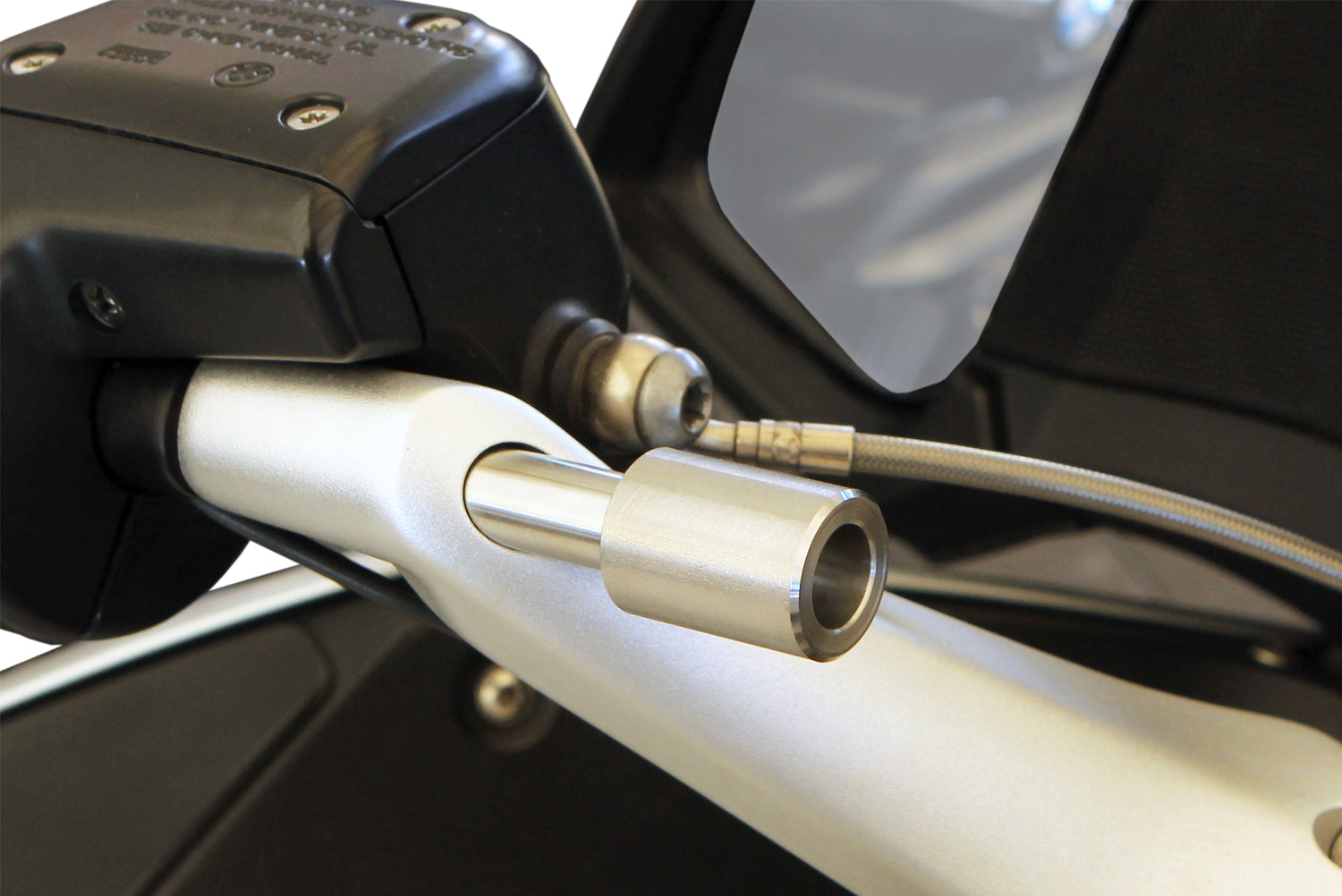 This adapter lengthens the handlebar mount to the middle of the fork brace.