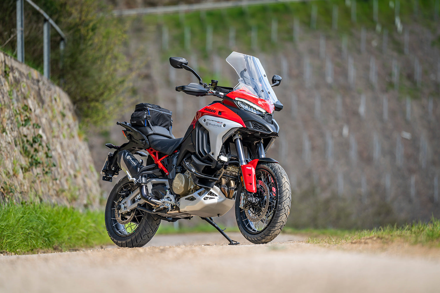 Reliable, effective protection of the safety-relevant ABS sensor of the rear wheel