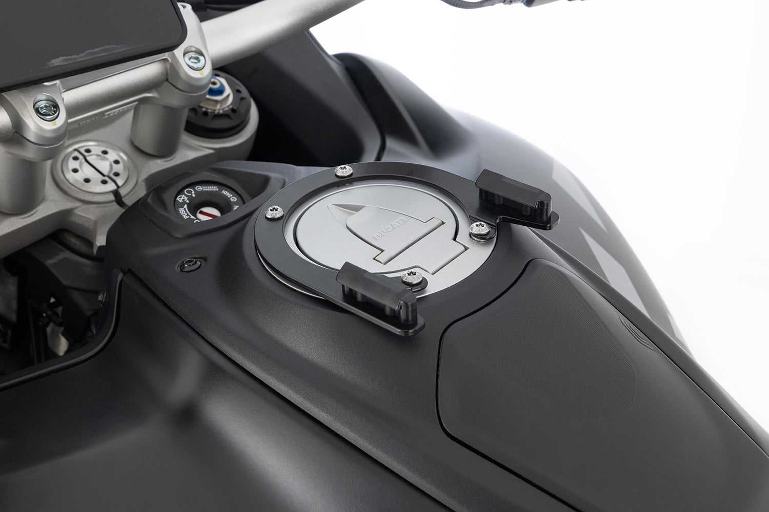 Tank ring bracket for secure attachment of CLICK BAGs with a single click