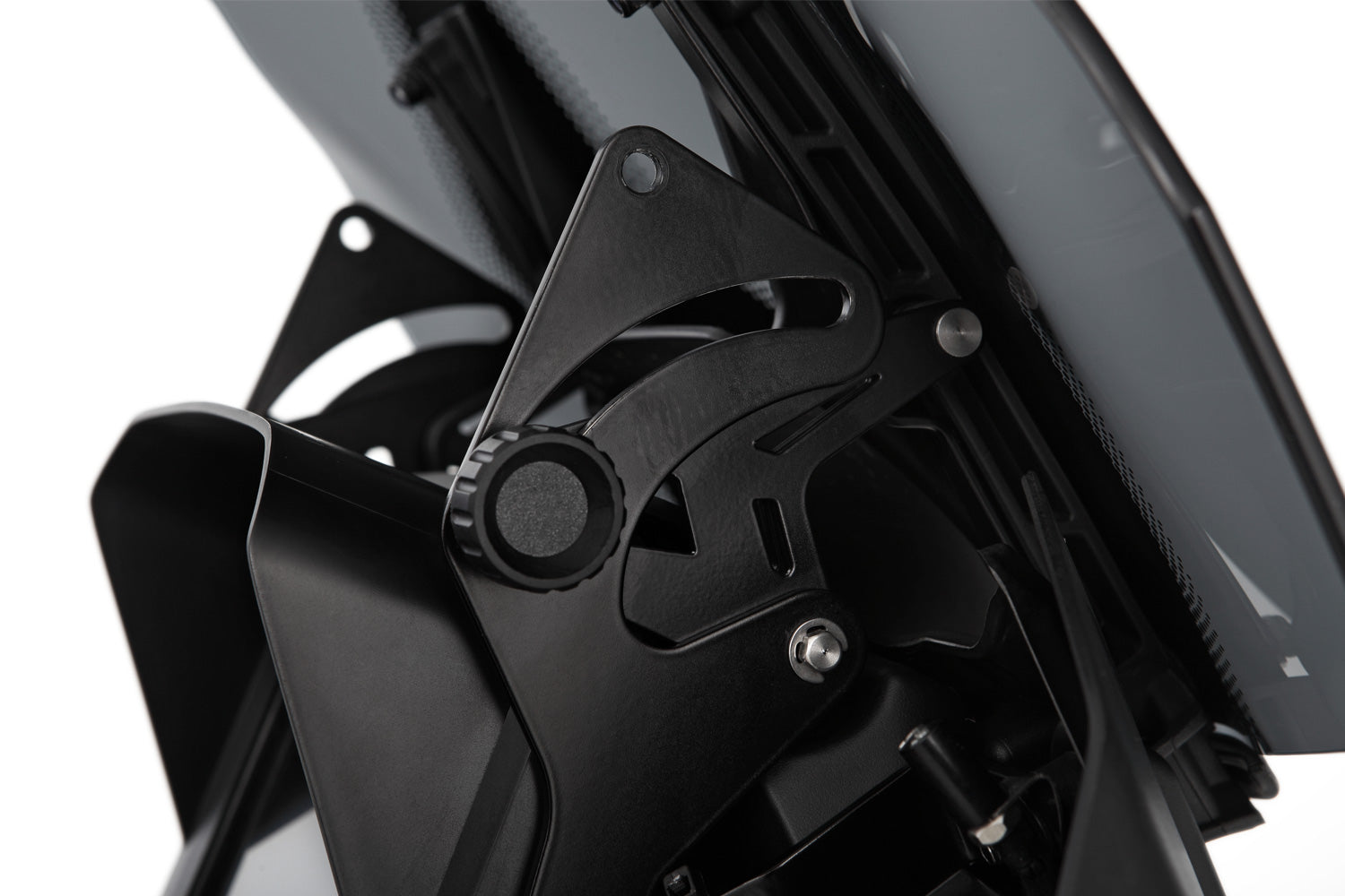 The windshield reinforcement on both sides stabilises the windshield and thus reduces turbulences caused by the airflow at high speeds