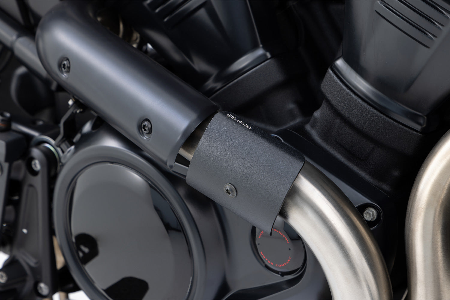 Reliably shields the radiant heat coming from the manifold of the rear cylinder