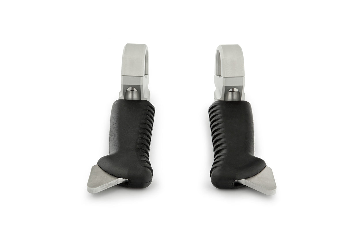 The practical and comfortable crash bar foot rests allow relaxed riding, even on long trips.