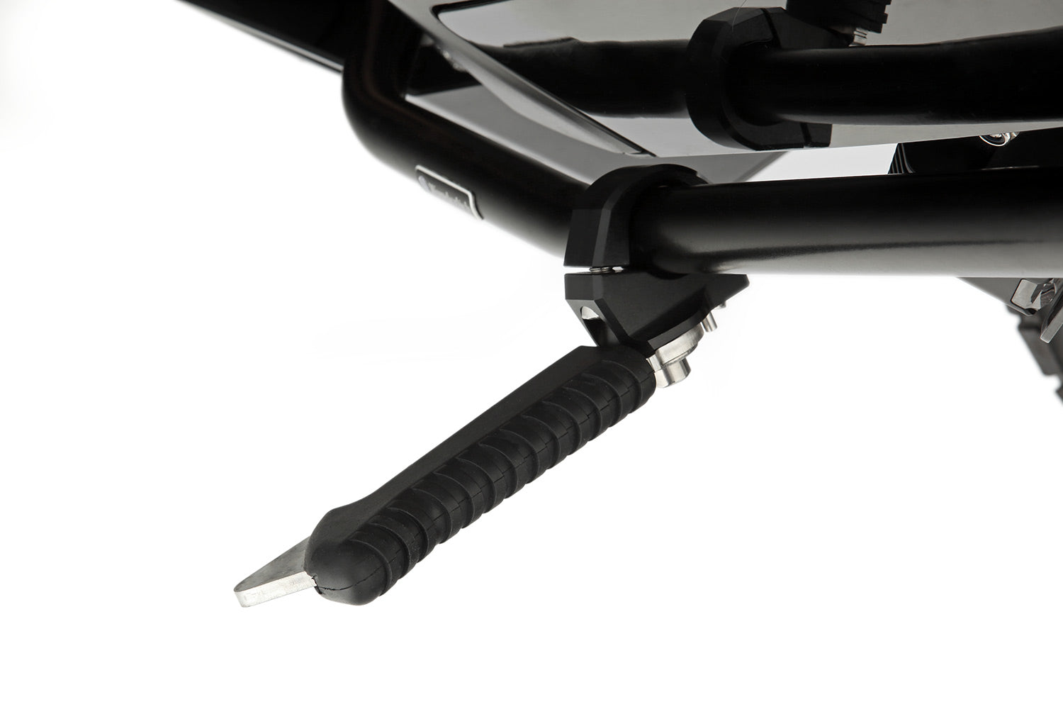 The practical and comfortable crash bar foot rests allow relaxed riding, even on long trips. 