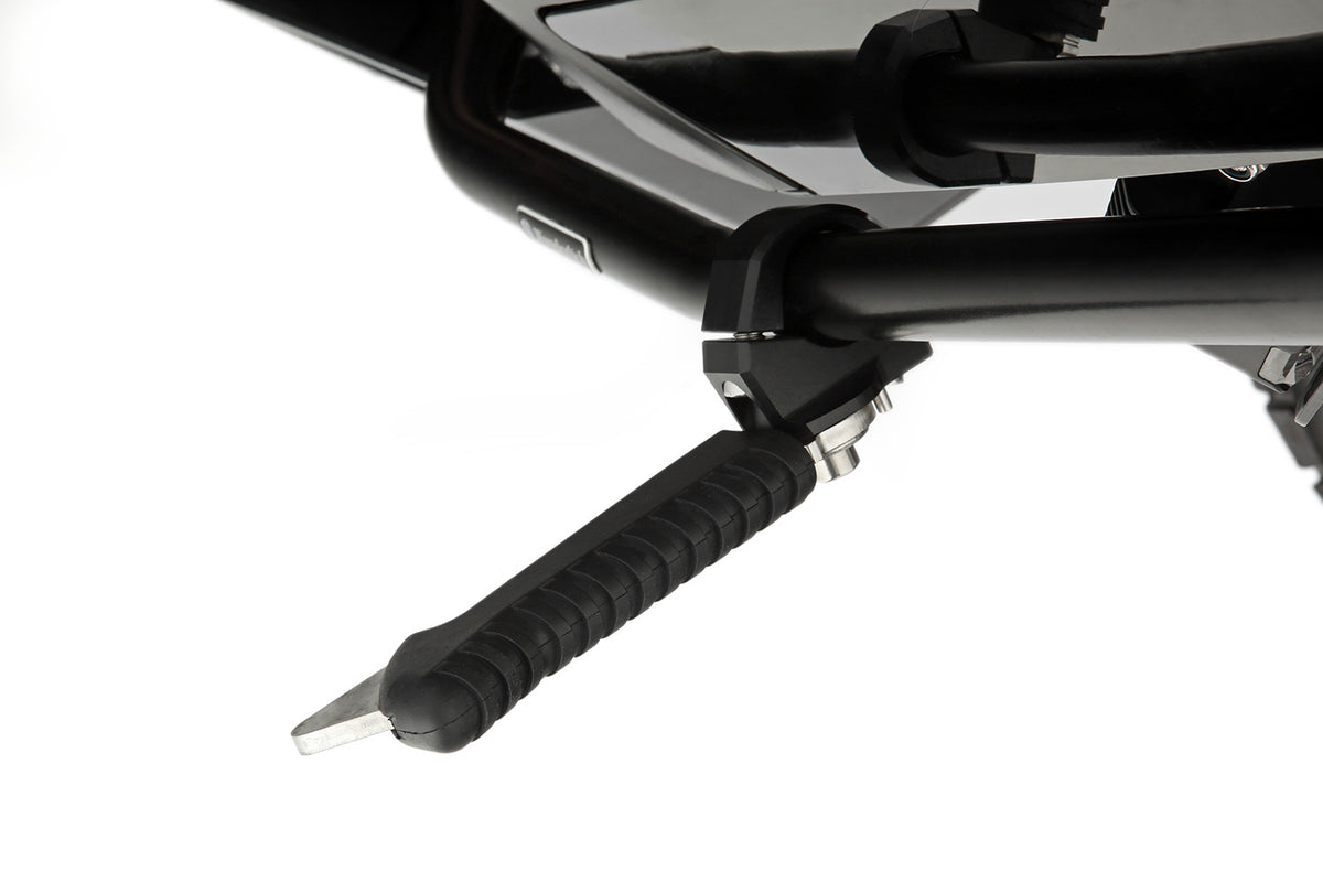 The practical and comfortable crash bar foot rests allow relaxed riding, even on long trips.