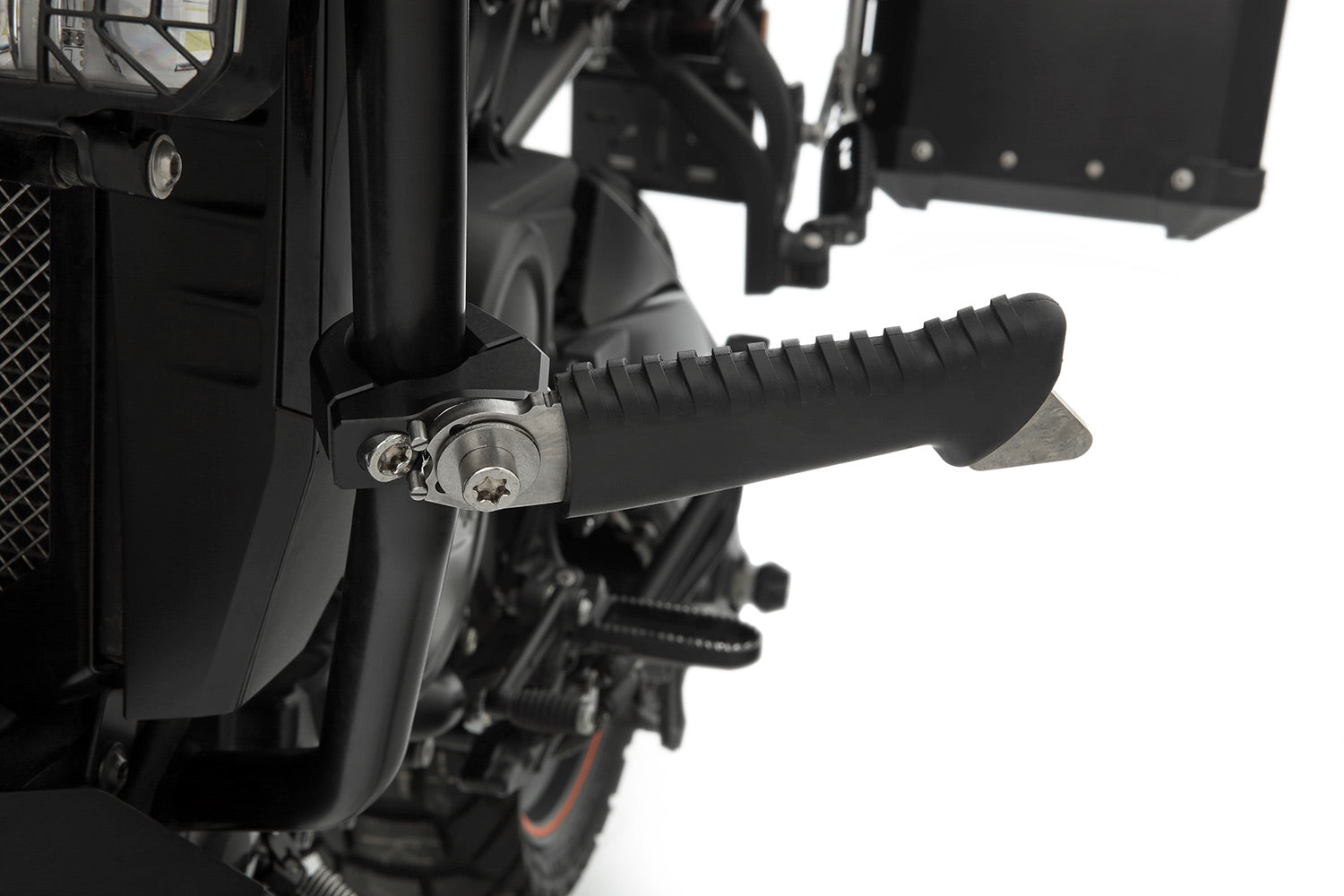 The practical and comfortable crash bar foot rests allow relaxed riding, even on long trips. 