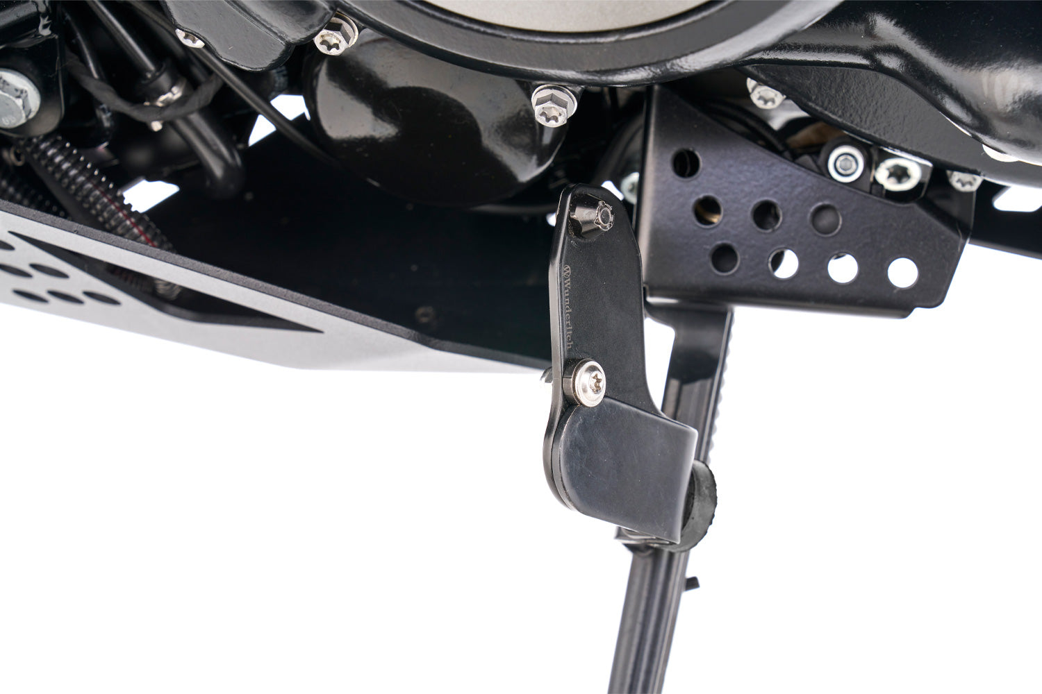 Enlarges the operating area of the side stand and makes it much easier and more ergonomic to fold out.